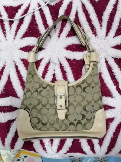 Cartera de hombro Coach beige con monograma - miniatura 3