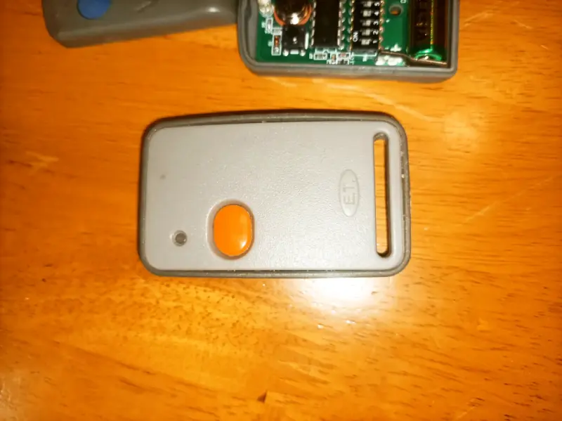 Control remoto de garaje E.T. gris y naranja