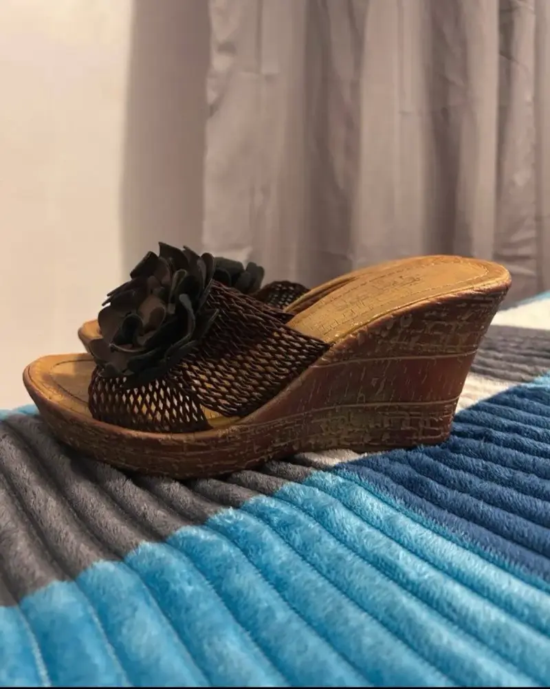 Sandalias con plataforma y flores decorativas - 1