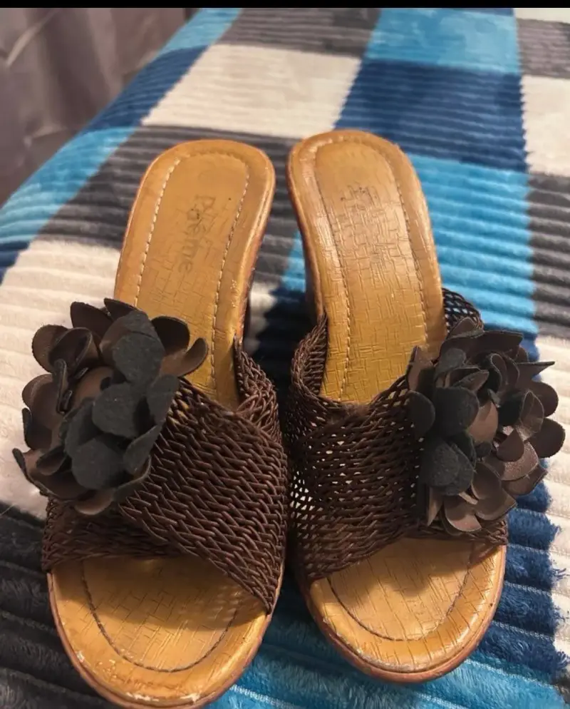 Sandalias con plataforma y flores decorativas - 2