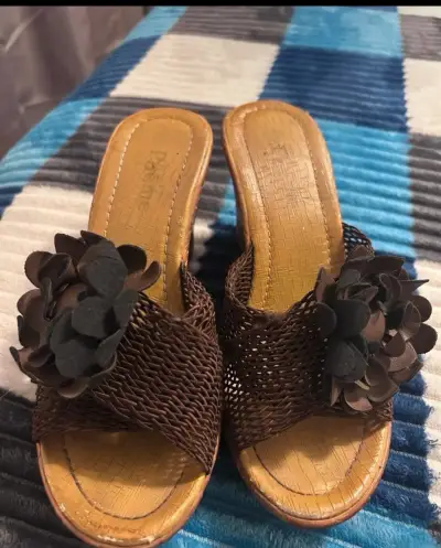 Sandalias con plataforma y flores decorativas - miniatura 2
