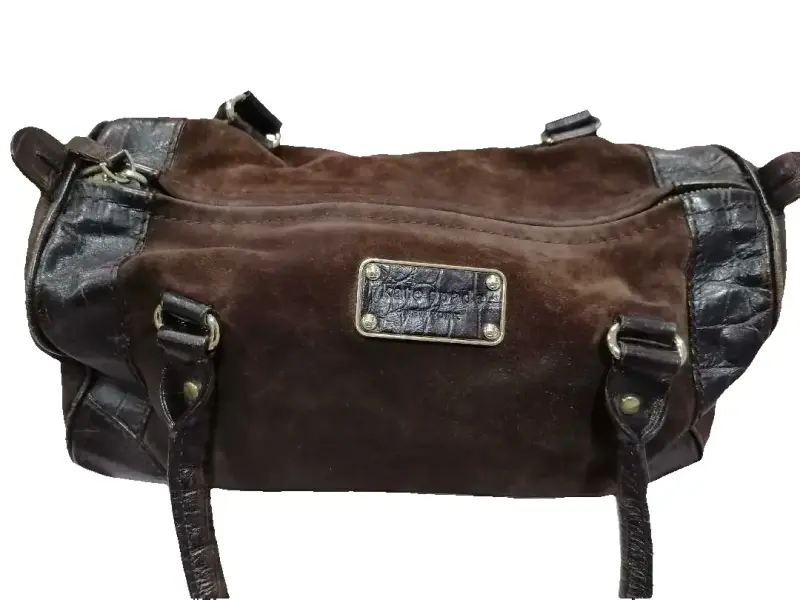 Bolso de cuero marrón con detalles en relieve - 1