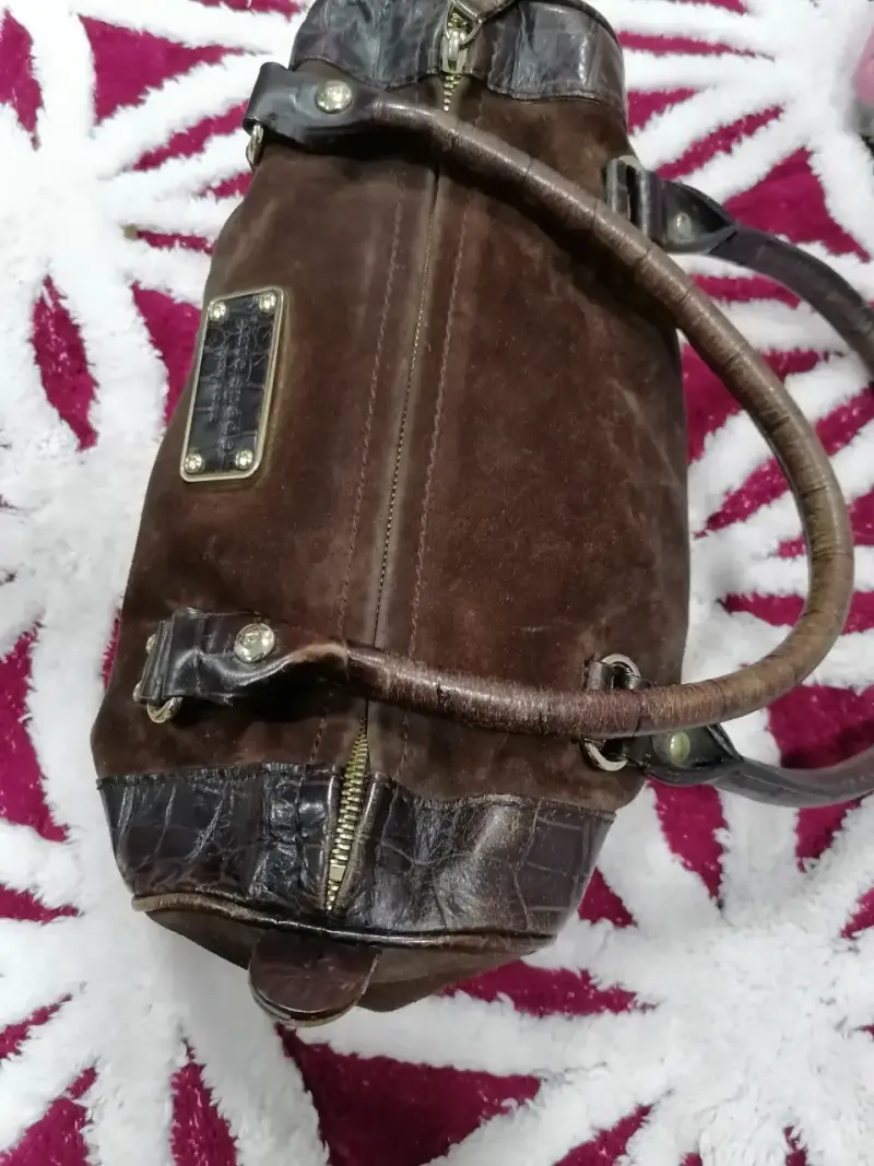 Bolso de cuero marrón con detalles en relieve - 4