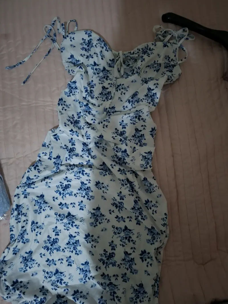 Vestido floral blanco y azul con tirantes - 1