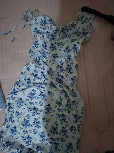Vestido floral blanco y azul con tirantes - miniatura 1