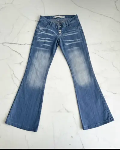 Jeans acampanados de mezclilla azul desgastada - miniatura 1
