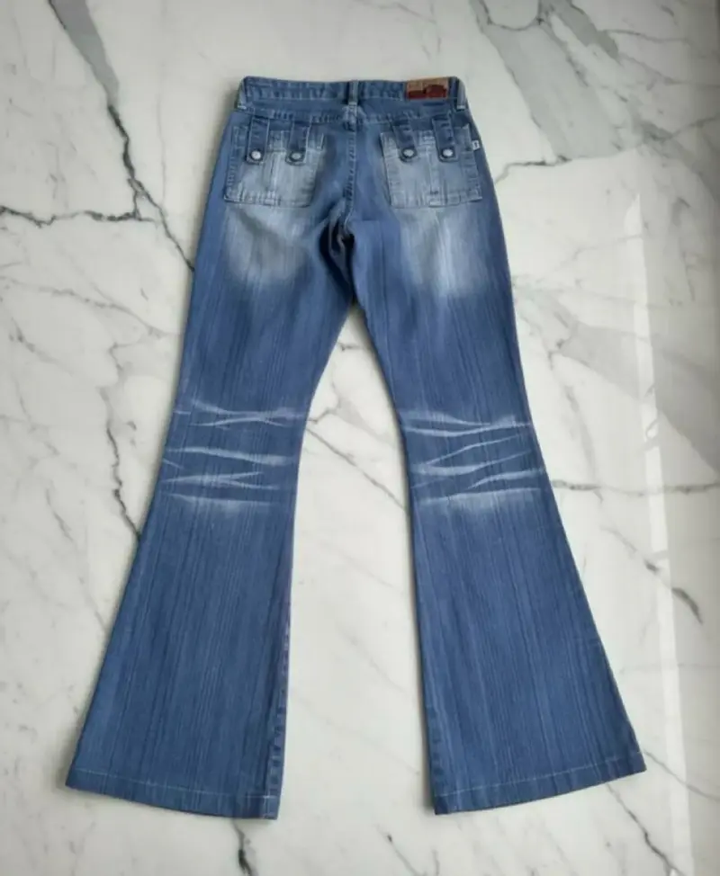 Jeans acampanados de mezclilla azul desgastada - 2