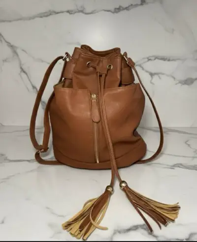 Mochila de cuero marrón con borlas - miniatura 1