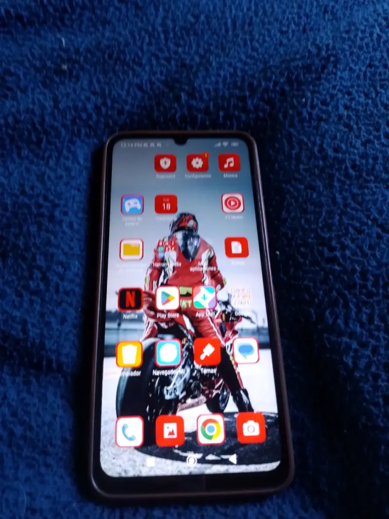Smartphone con pantalla grande y aplicaciones - 1