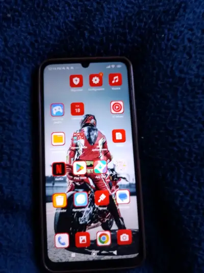 Smartphone con pantalla grande y aplicaciones - miniatura 2