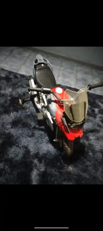 Moto eléctrica infantil roja con ruedines - miniatura 1
