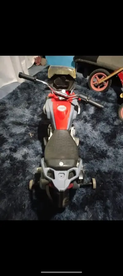 Moto eléctrica infantil roja con ruedines - miniatura 2