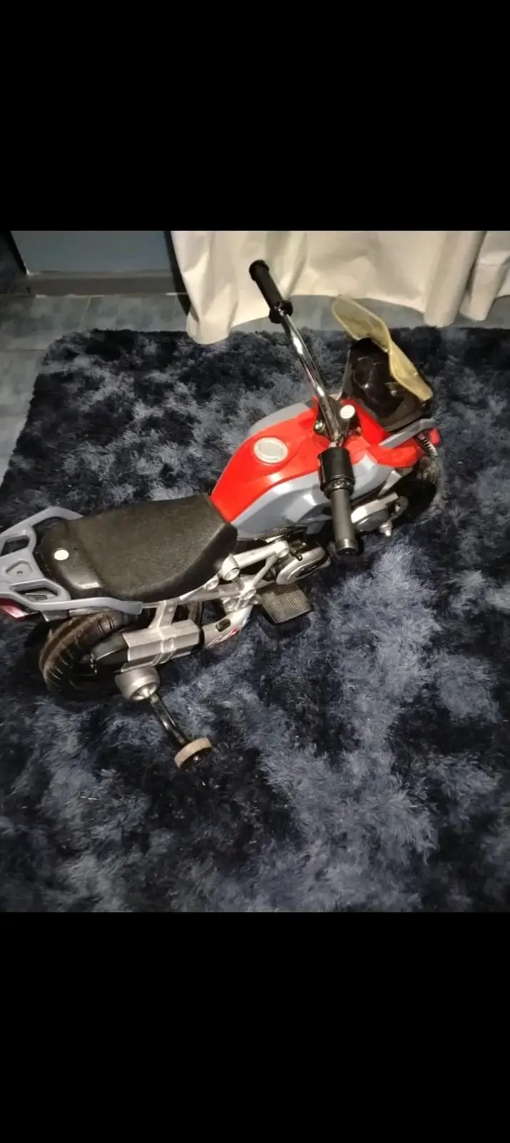 Moto eléctrica infantil roja con ruedines - 3