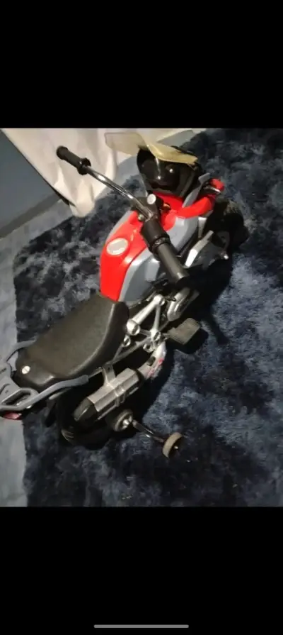Moto eléctrica infantil roja con ruedines - miniatura 4