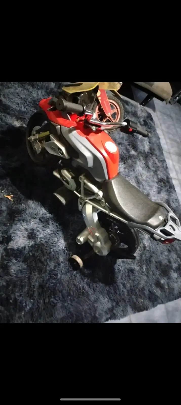 Moto eléctrica infantil roja con ruedines - 5