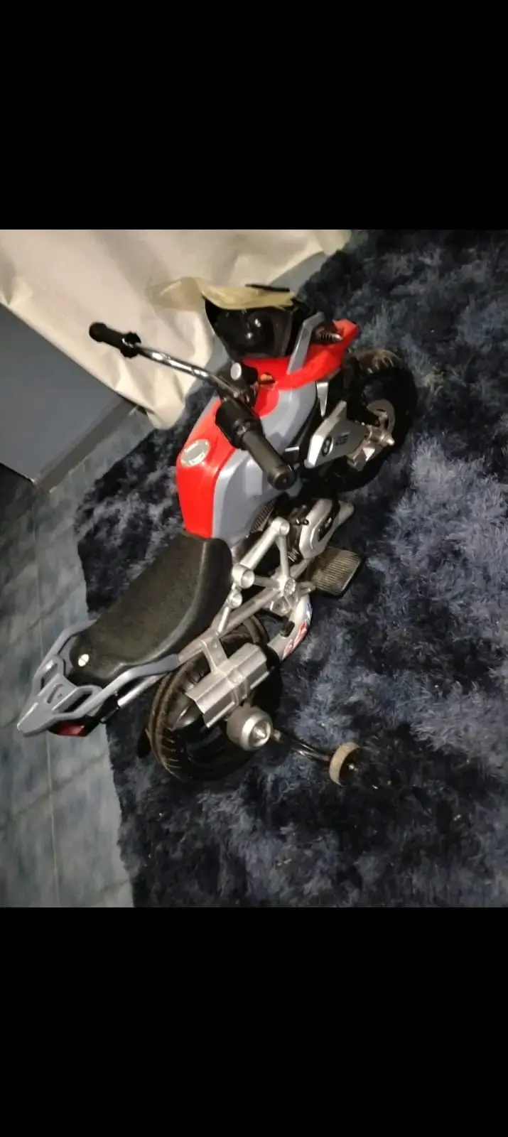 Moto eléctrica infantil roja con ruedines - 6