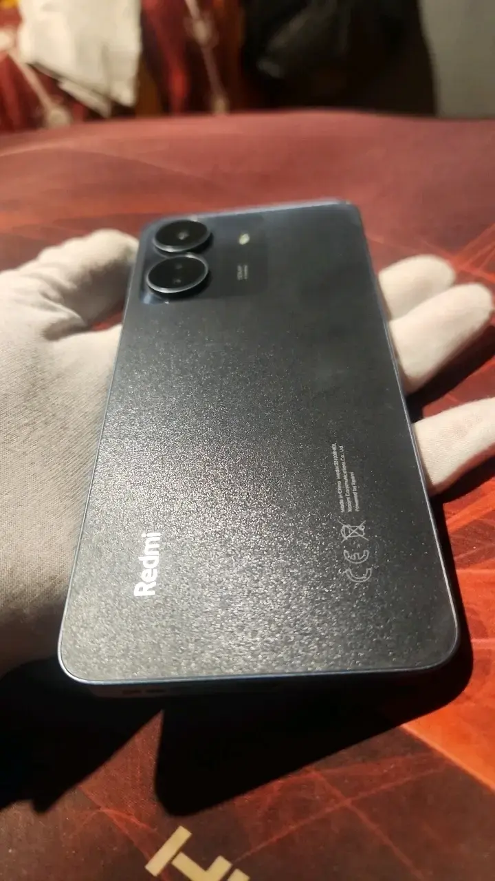 Smartphone Redmi 13C con 128GB de almacenamiento - 1
