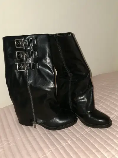Botas negras de cuero con hebillas - miniatura 1