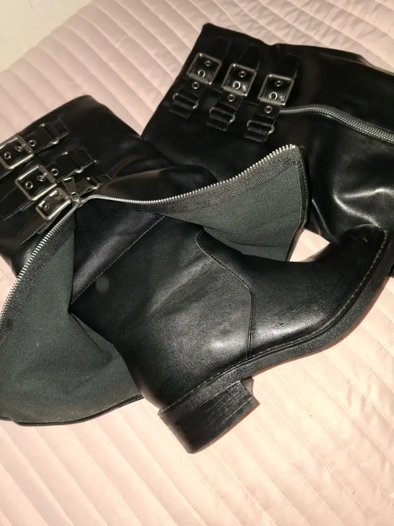 Botas negras de cuero con hebillas - 2