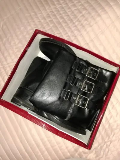 Botas negras de cuero con hebillas - miniatura 3