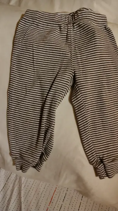 Pantalones de bebé con estampado de osos y rayas - miniatura 2