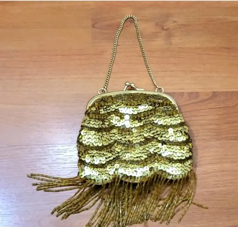 Cartera de Mano Dorada con Lentejuelas Banana Republic - 1