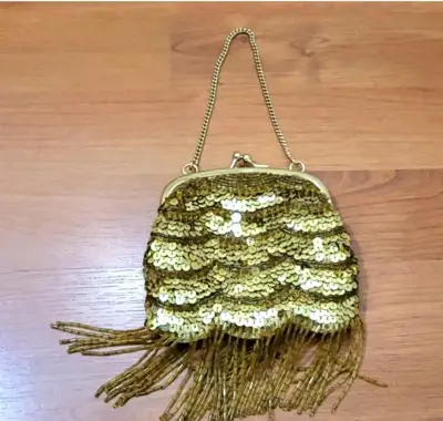 Cartera de Mano Dorada con Lentejuelas Banana Republic - miniatura 1