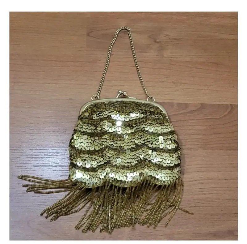 Cartera de Mano Dorada con Lentejuelas Banana Republic - 2