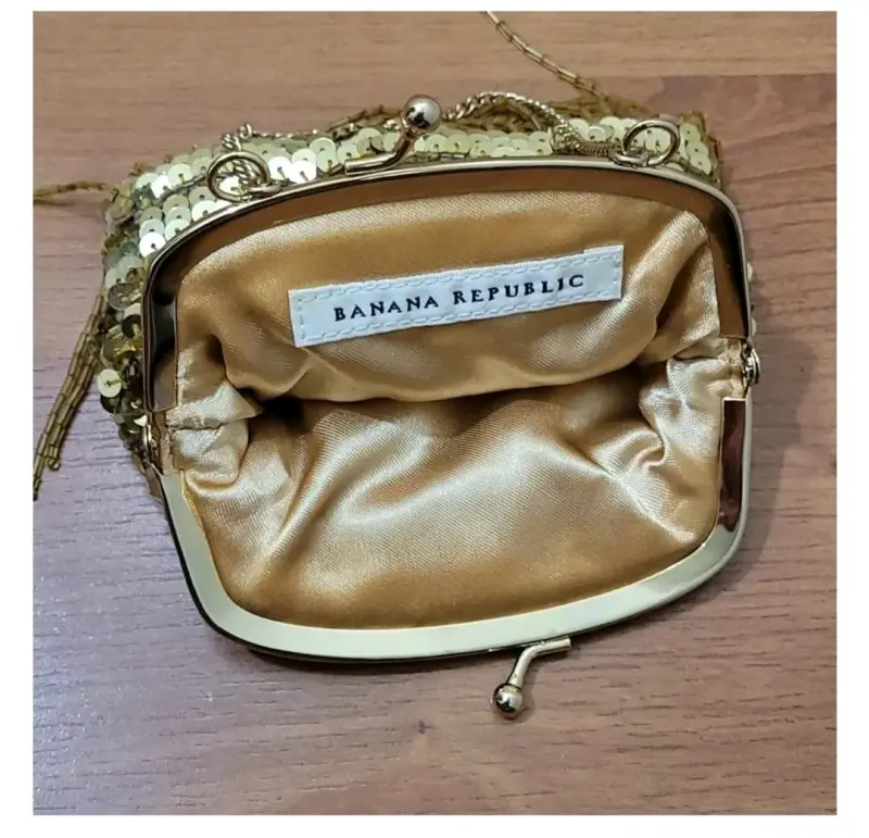 Cartera de Mano Dorada con Lentejuelas Banana Republic - 3