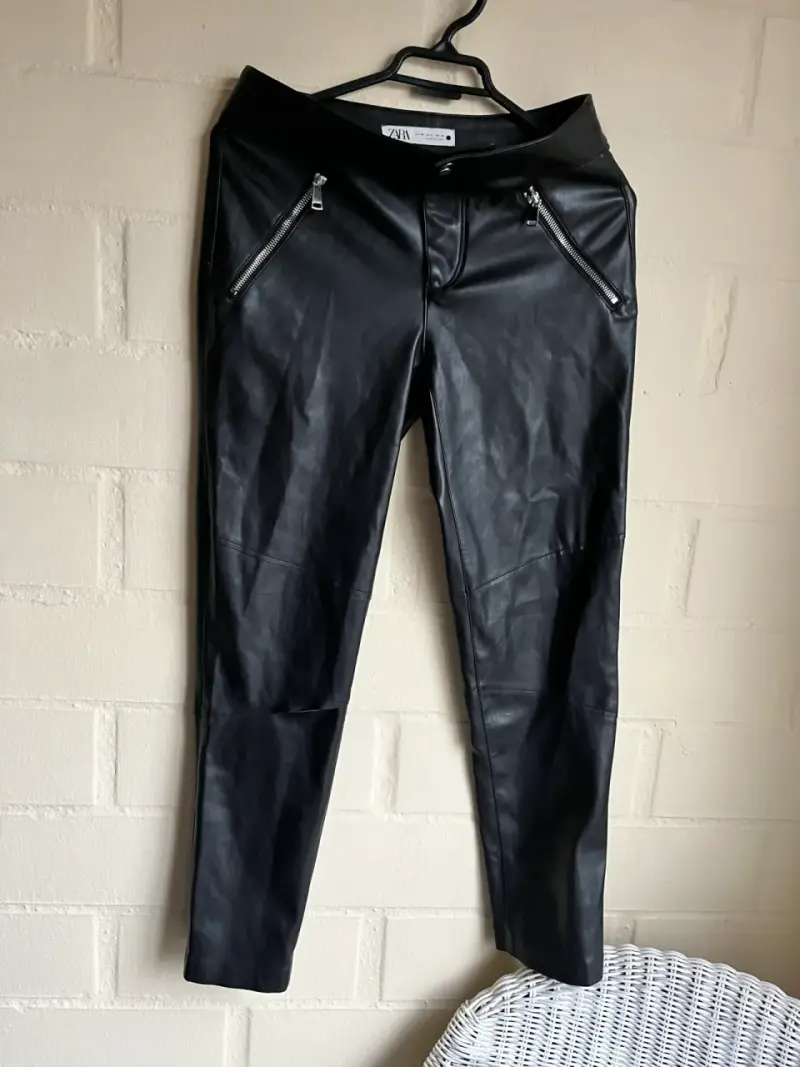 Pantalones de cuero sintético negros Zara con cierres - 1