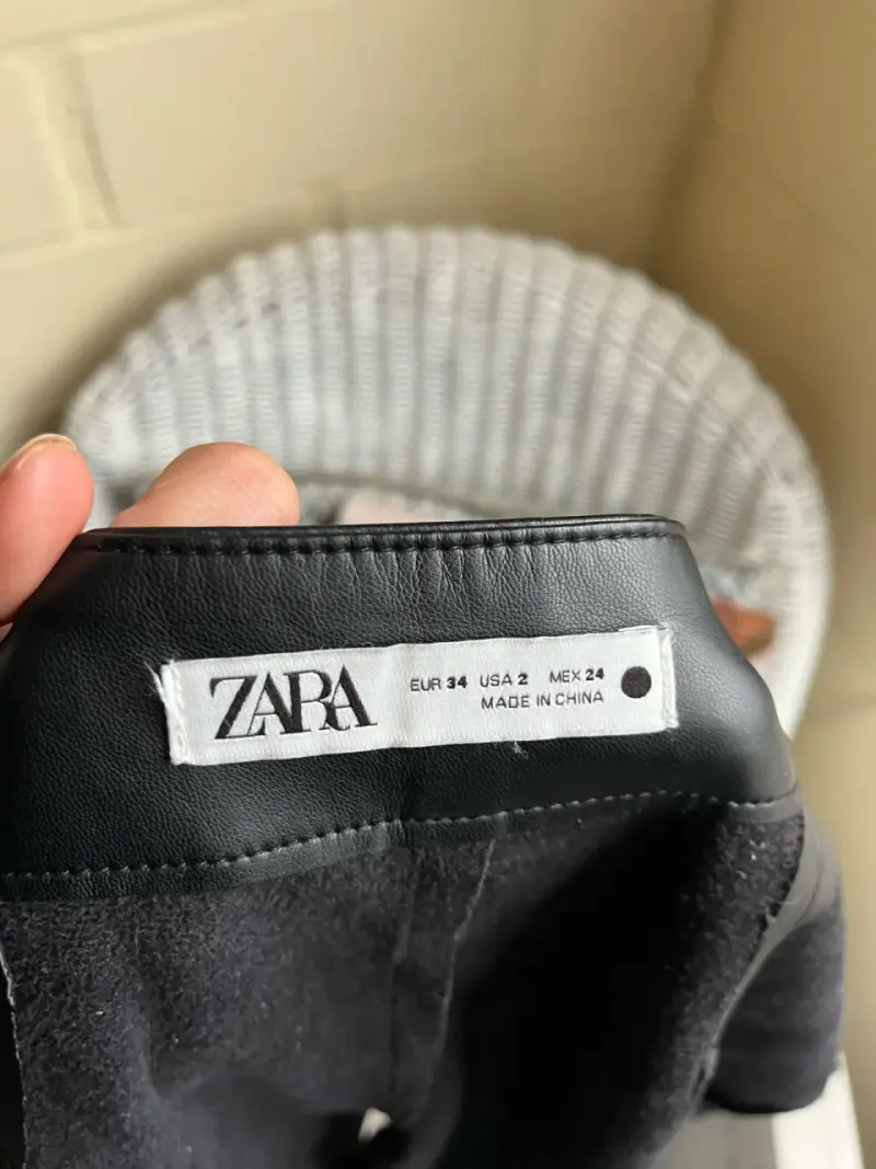 Pantalones de cuero sintético negros Zara con cierres - 2