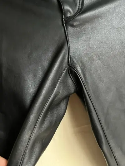 Pantalones de cuero sintético negros Zara con cierres - miniatura 3