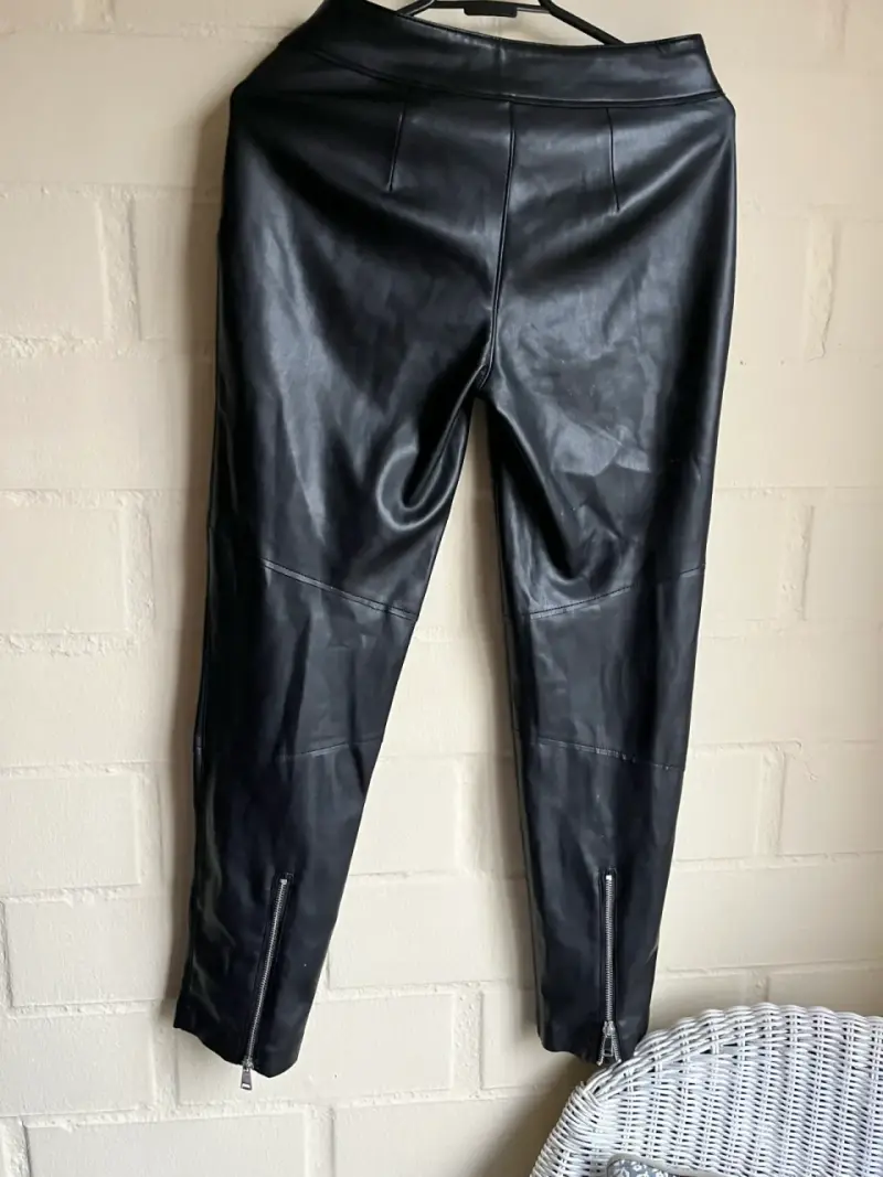 Pantalones de cuero sintético negros Zara con cierres - 4