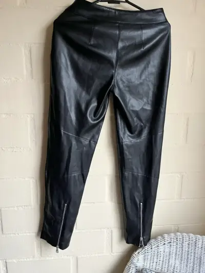 Pantalones de cuero sintético negros Zara con cierres - miniatura 4