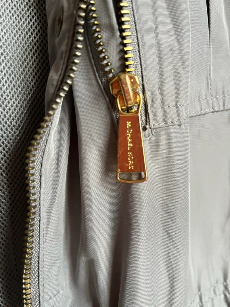 Chaqueta gris Michael Kors con cierre metálico - 2