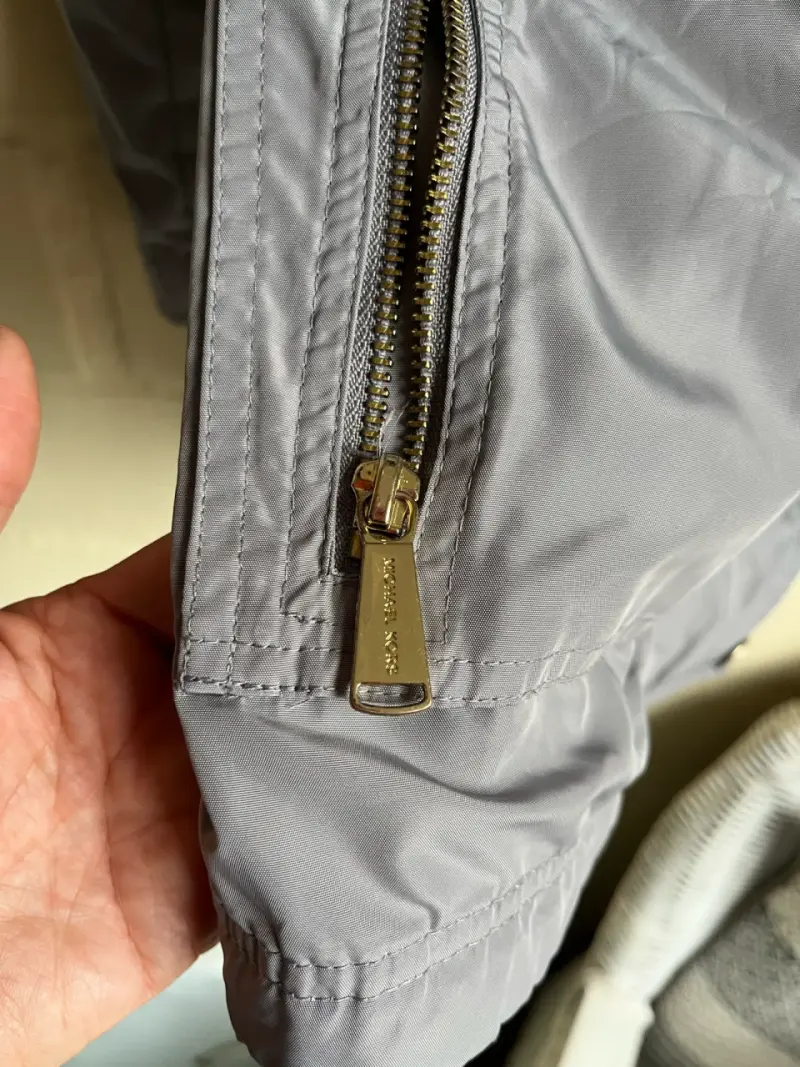 Chaqueta gris Michael Kors con cierre metálico - 5
