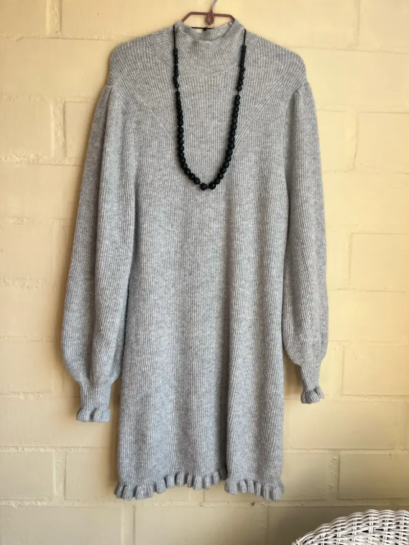 Vestido de punto gris con cuello alto - 1