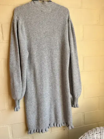 Vestido de punto gris con cuello alto - miniatura 2