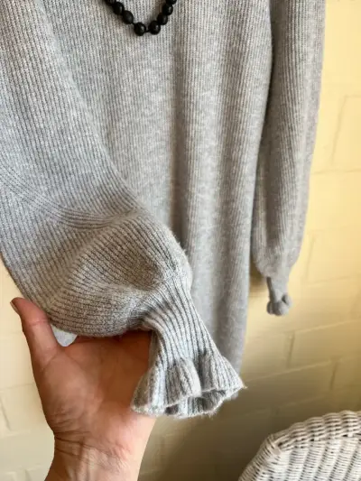 Vestido de punto gris con cuello alto - miniatura 3