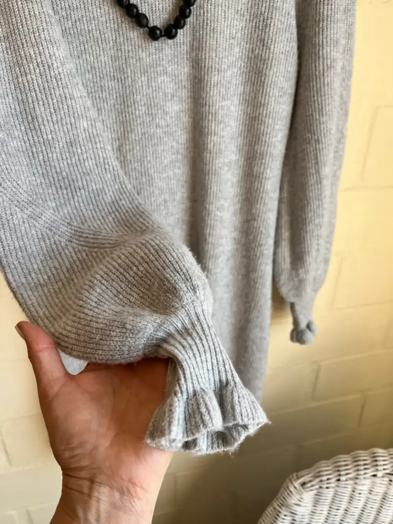 Vestido de punto gris con cuello alto - 4