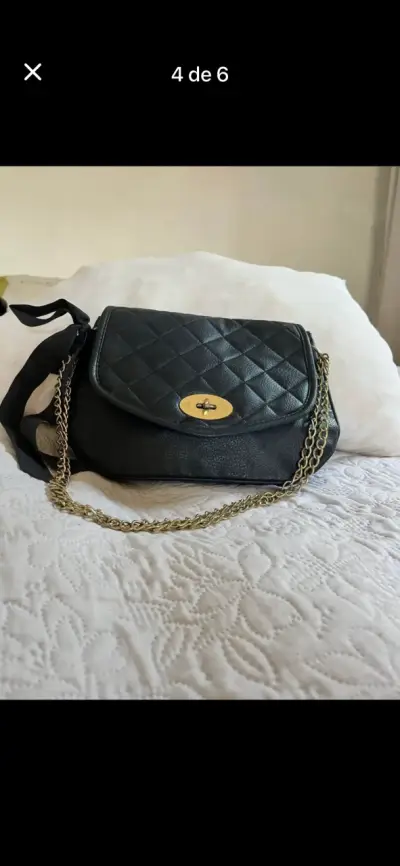 Cartera negra con cadena dorada y diseño acolchado - miniatura 1