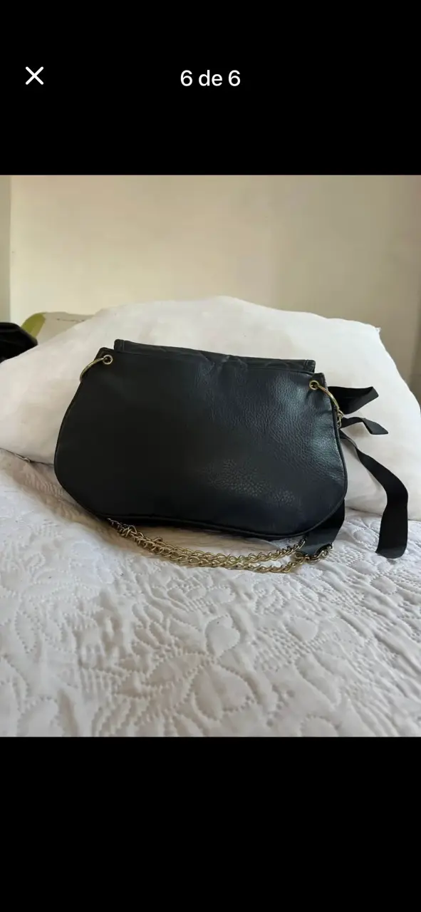Cartera negra con cadena dorada y diseño acolchado - 2