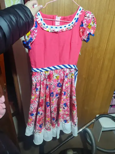 Vestido infantil floral rosa con detalles azules - miniatura 1