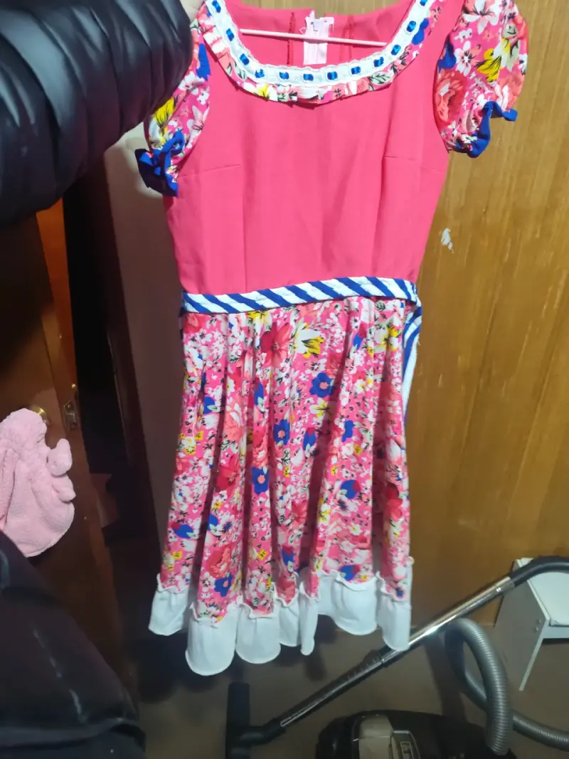 Vestido infantil floral rosa con detalles azules - 2