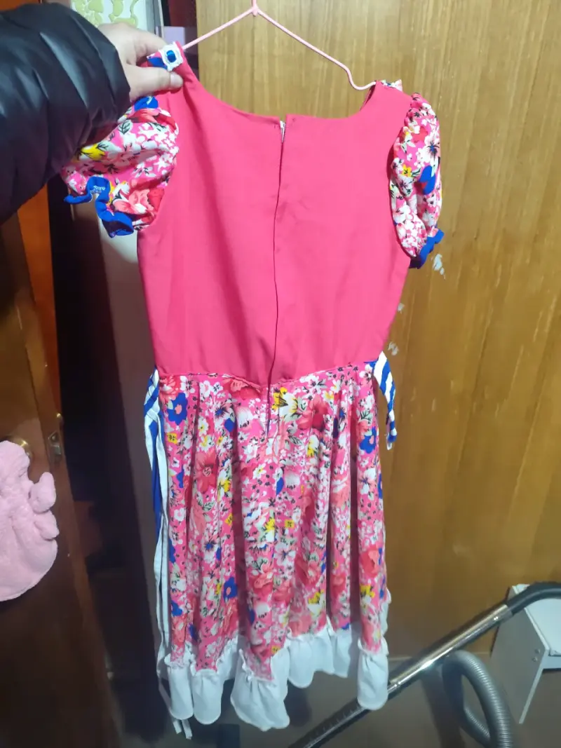 Vestido infantil floral rosa con detalles azules - 3