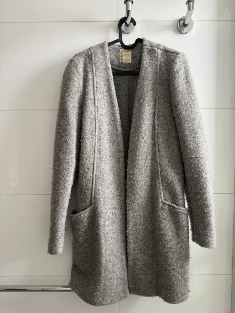 Abrigo de lana gris con bolsillos