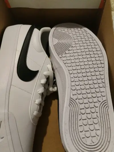 Zapatillas nike blancas court shot con logo negro - miniatura 1
