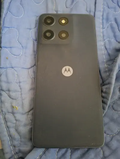 Smartphone Motorola con triple cámara trasera - miniatura 1