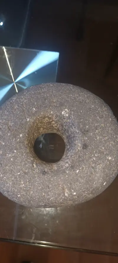 Piedra de molino antigua de piedra volcánica - miniatura 1