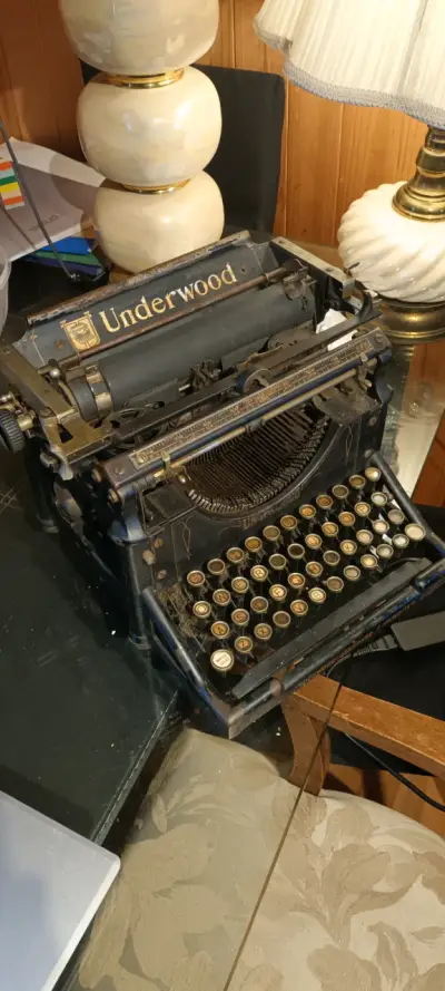 Máquina de escribir antigua Underwood en buen estado - miniatura 1